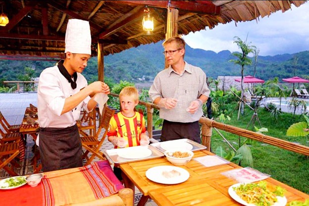 Nghệ nhân Lưu Huỳnh Châu đang dạy nghề cho các bạn trẻ yêu thích ẩm thực Việt.