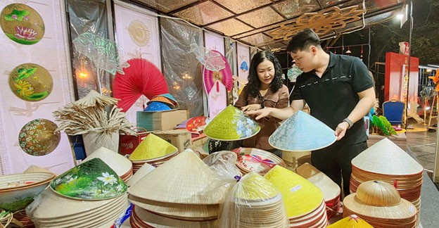 Sản phẩm nón làng Chuông (Thanh Oai) tới du khách tại Festival Thu Hà Nội năm 2024.