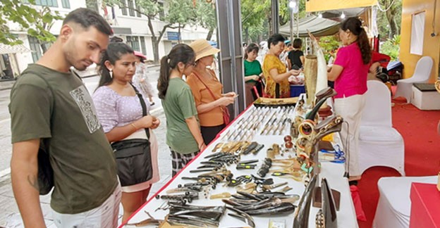 Sản phẩm thủ công mỹ nghệ làng nghề Hà Nội thu hút khách quốc tế  tại Festival Thu Hà Nội năm 2024.  Sản phẩm thủ công mỹ nghệ làng nghề Hà Nội thu hút khách quốc tế  tại Festival Thu Hà Nội năm 2024.