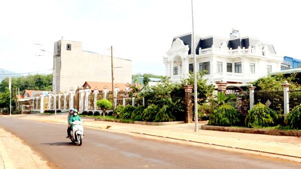 Trên địa bàn xã Phước Tín nhiều nhà cao tầng, mọc lên. Trên địa bàn xã Phước Tín nhiều nhà cao tầng, mọc lên.