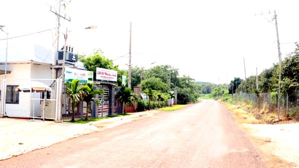 Đường vào HTX cây ăn trái Bàu Nghé được đầu tư xây dựng khang trang cùng với hệ thống đường điện Đường vào HTX cây ăn trái Bàu Nghé được đầu tư xây dựng khang trang cùng với hệ thống đường điện