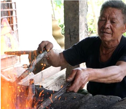 Ông Sùng Seo Nhà vẫn duy trì lò rèn đỏ lửa mỗi ngày Ông Sùng Seo Nhà vẫn duy trì lò rèn đỏ lửa mỗi ngày