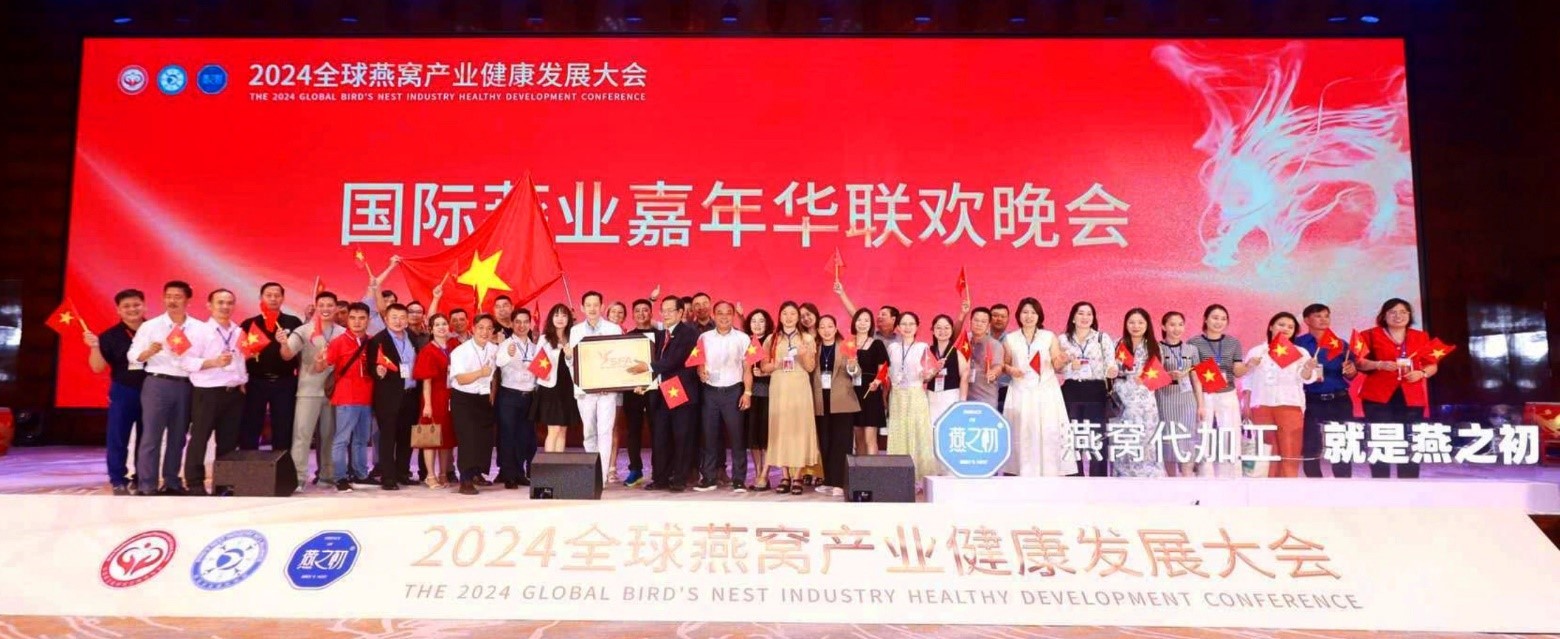 Các đại biểu chụp hình lưu niệm