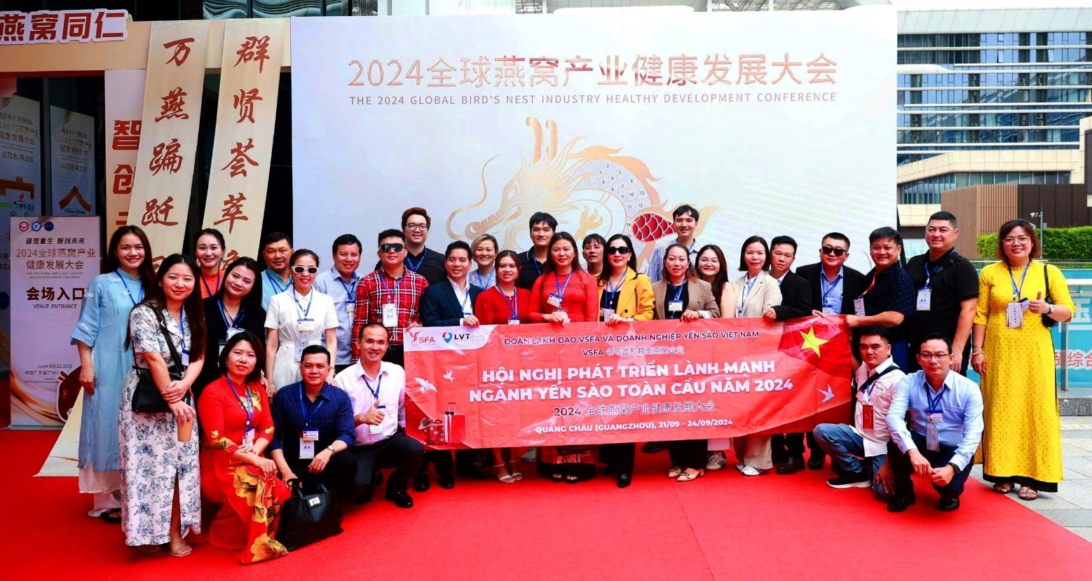 Đoàn chụp hình lưu niệm