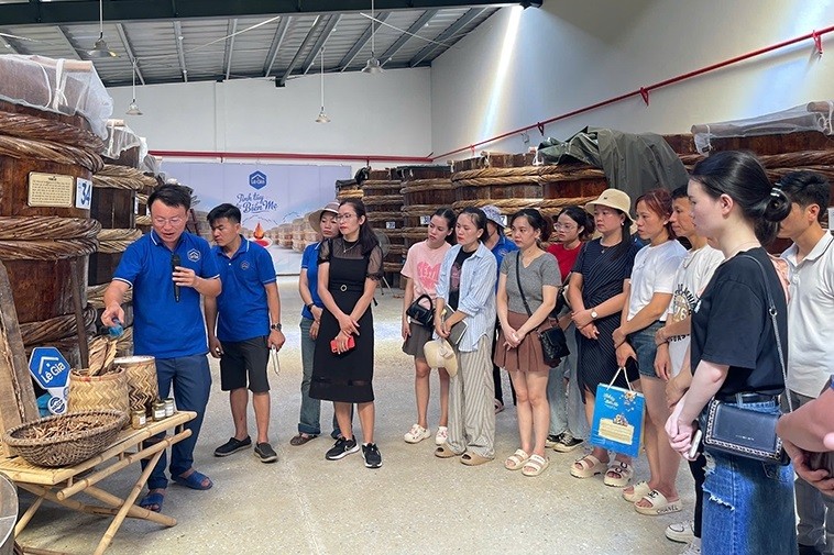 Du khách tham quan quy trình sản xuất mắm tôm truyền thống tại Công ty TNHH Thực phẩm và Thương mại dịch vụ Lê Gia (Hoằng Hóa).