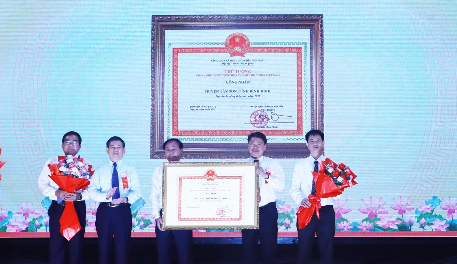 Phó Thủ tướng Chính phủ Hồ Đức Phớc trao bằng công nhận huyện Tây Sơn đạt chuẩn NTM năm 2023 Phó Thủ tướng Chính phủ Hồ Đức Phớc trao bằng công nhận huyện Tây Sơn đạt chuẩn NTM năm 2023