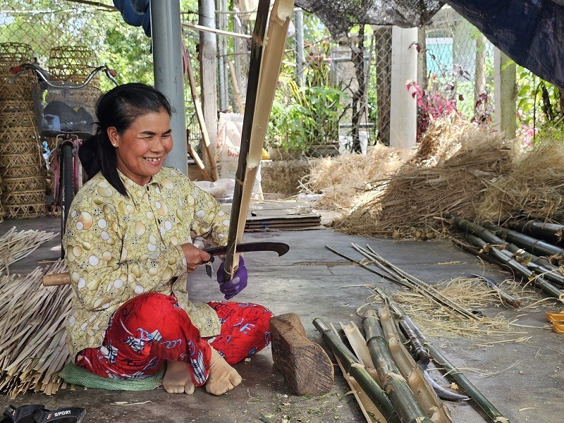 Tước tre để làm ra các sản phẩm đan lát  Tước tre để làm ra các sản phẩm đan lát