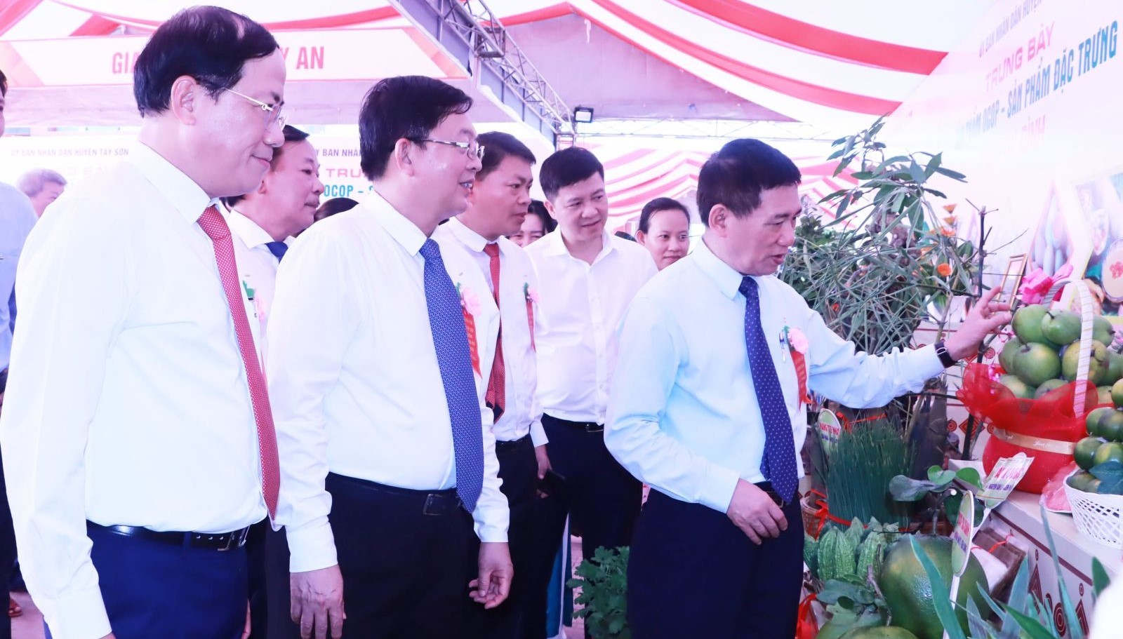 Phó Thủ tướng Chính phủ Hồ Đức Phớc và các đồng chí lãnh đạo tỉnh Bình Định tham quan gian hàng sản phẩm OCOP địa phương Phó Thủ tướng Chính phủ Hồ Đức Phớc và các đồng chí lãnh đạo tỉnh Bình Định tham quan gian hàng sản phẩm OCOP địa phương