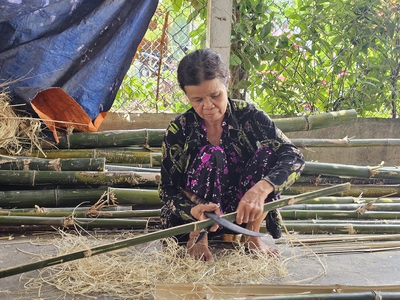 Làm nghề đan lát đòi hỏi người thợ phải chịu khó, chăm chỉ, khéo tay Làm nghề đan lát đòi hỏi người thợ phải chịu khó, chăm chỉ, khéo tay