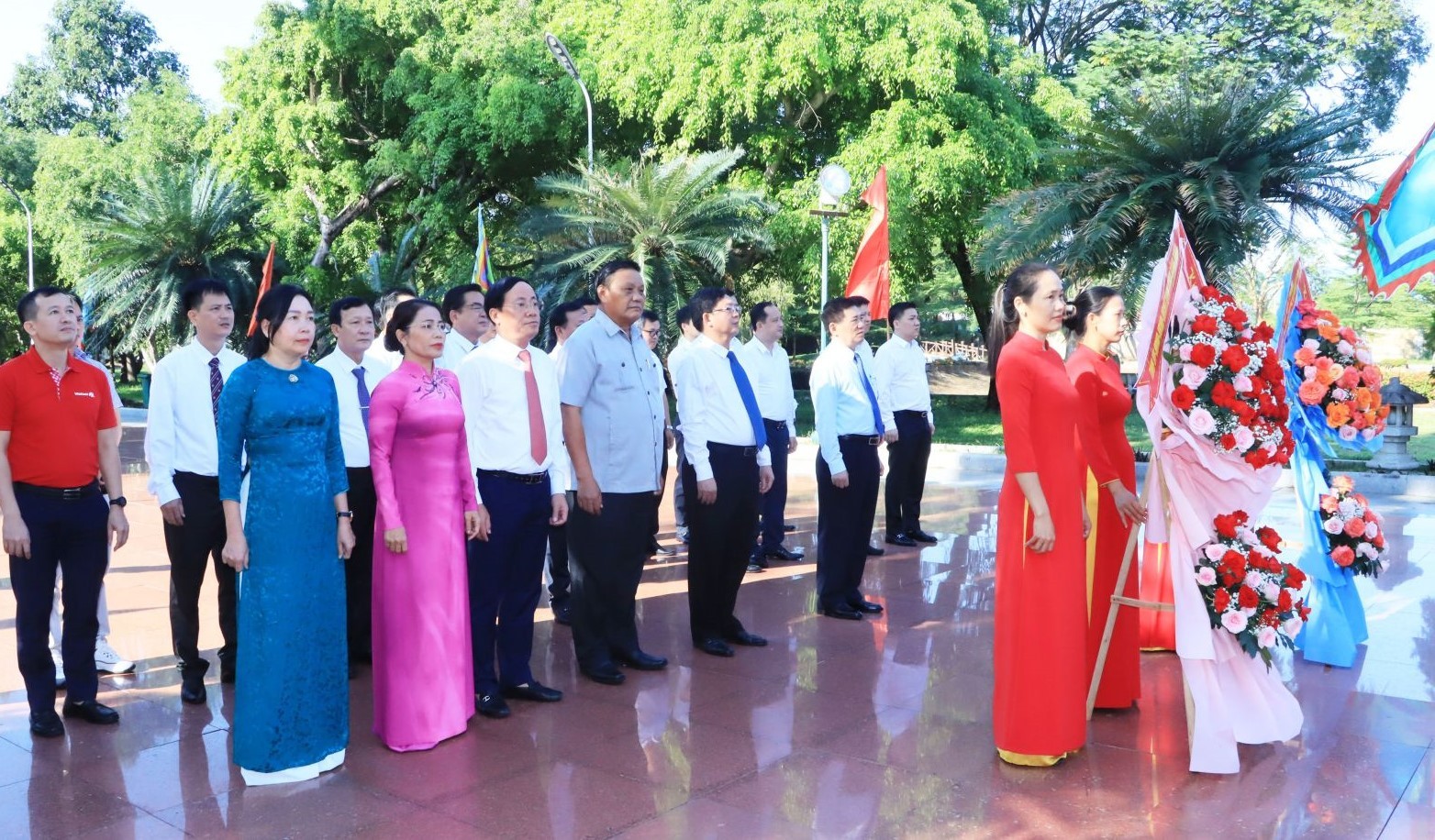 Phó Thủ tướng Chính phủ Hồ Đức Phớc và lãnh đạo tỉnh Bình Định thực hiện nghi thức dâng hoa trước tượng đài Hoàng đế Quang Trung Phó Thủ tướng Chính phủ Hồ Đức Phớc và lãnh đạo tỉnh Bình Định thực hiện nghi thức dâng hoa trước tượng đài Hoàng đế Quang Trung