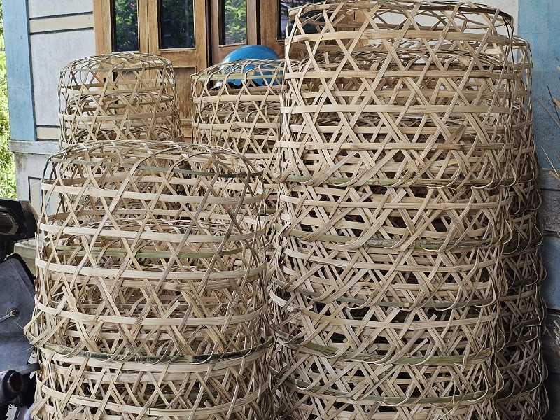 Sản phẩm chủ yếu của làng nghề là mây tre đan, hàng thủ công mỹ nghệ như vĩ phơi bánh tráng, mảnh, giỏ thưa, giỏ đựng trái cây, giỏ cắm hoa Sản phẩm chủ yếu của làng nghề là mây tre đan, hàng thủ công mỹ nghệ như vĩ phơi bánh tráng, mảnh, giỏ thưa, giỏ đựng trái cây, giỏ cắm hoa