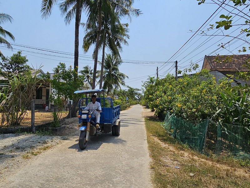 Đường vào Làng nghề trồng hoa Gia An Nam