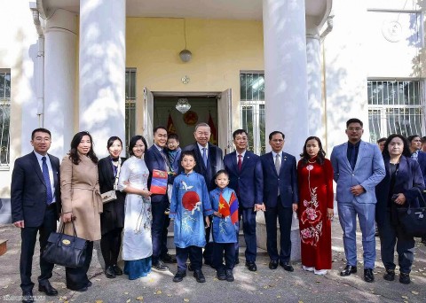 Tổng Bí thư, Chủ tịch nước Tô Lâm gặp gỡ cộng đồng người Việt tại Mông Cổ ở Đại sứ quán