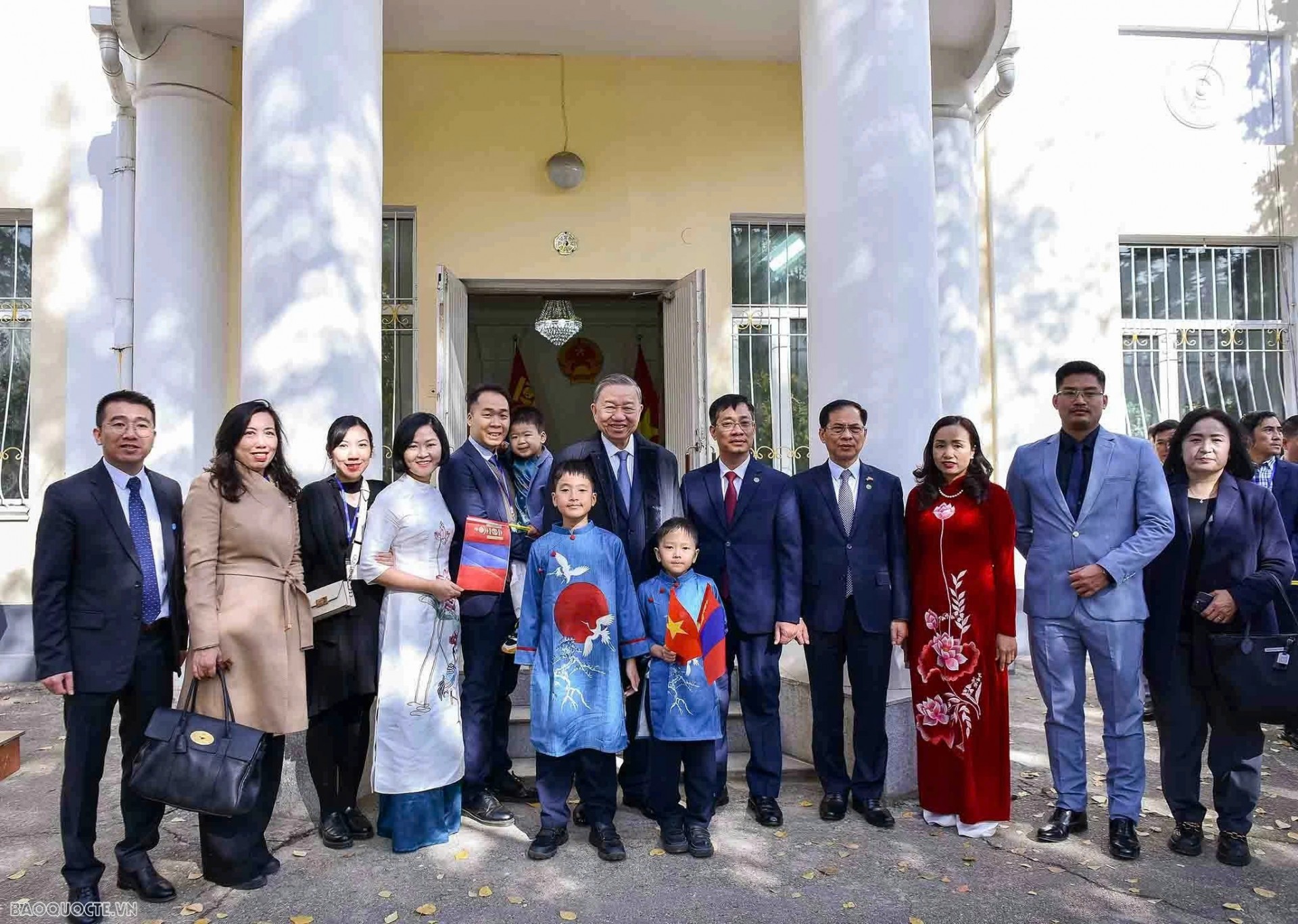 Tổng Bí thư, Chủ tịch nước Tô Lâm gặp gỡ cộng đồng người Việt tại Mông Cổ ở Đại sứ quán