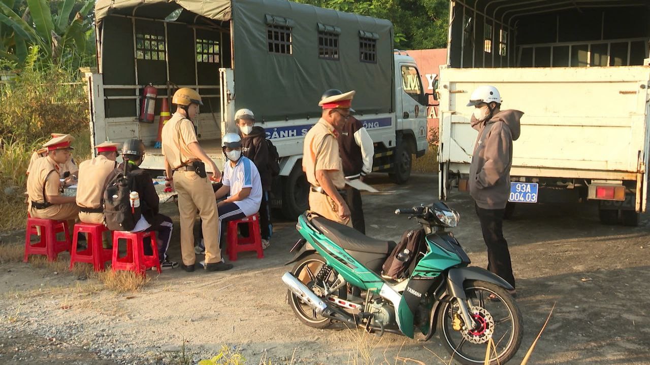 Lực lượng CSGT kiểm tra với học sinh khi tham gia giao thông Lực lượng CSGT kiểm tra với học sinh khi tham gia giao thông