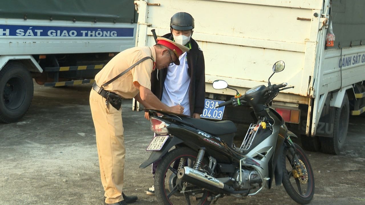 Lực lượng CSGT lập biên bản và tuyên truyền về luật giao thông đường bộ Lực lượng CSGT lập biên bản và tuyên truyền về luật giao thông đường bộ