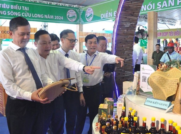 Các đại biểu tham quan các sản phẩm OCOP được trưng bày tại “Diễn đàn kết nối sản phẩm OCOP vùng ĐBSCL năm 2024”, được tổ chức tại TP Rạch Giá.  Các đại biểu tham quan các sản phẩm OCOP được trưng bày tại “Diễn đàn kết nối sản phẩm OCOP vùng ĐBSCL năm 2024”, được tổ chức tại TP Rạch Giá.