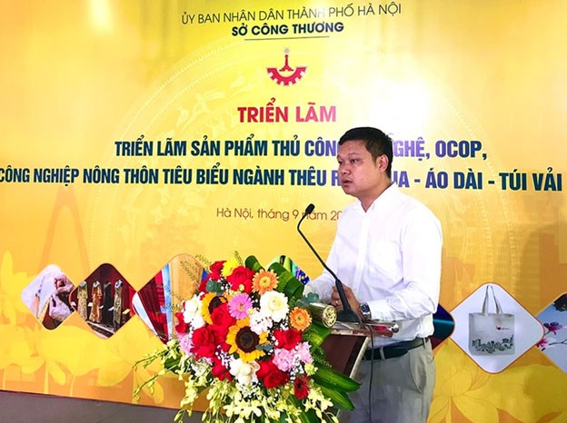 Ông Hoàng Quân - Phó Giám đốc Trung tâm Khuyến công và Tư vấn phát triển công nghiệp (Sở Công Thương Hà Nội) khai mạc Triển lãm. Ông Hoàng Quân - Phó Giám đốc Trung tâm Khuyến công và Tư vấn phát triển công nghiệp (Sở Công Thương Hà Nội) khai mạc Triển lãm.