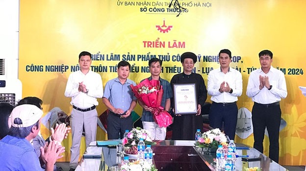 Tại buổi khai mạc, các đồng chí lãnh đạo Sở Công thương trao chứng nhận Trung tâm Thiết kế sáng tạo, giới thiệu và bán sản phẩm làng nghề may truyền thống Trạch Xá (huyện Ứng Hòa) Tại buổi khai mạc, các đồng chí lãnh đạo Sở Công thương trao chứng nhận Trung tâm Thiết kế sáng tạo, giới thiệu và bán sản phẩm làng nghề may truyền thống Trạch Xá (huyện Ứng Hòa)