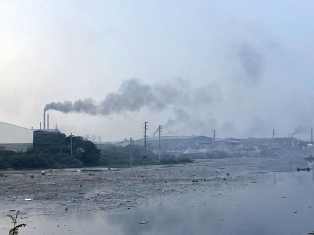 Người dân Phong Khê quanh năm sống trong cảnh mịt mờ khói bụi, không khí đặc quánh mùi ô nhiễm. Người dân Phong Khê quanh năm sống trong cảnh mịt mờ khói bụi, không khí đặc quánh mùi ô nhiễm.