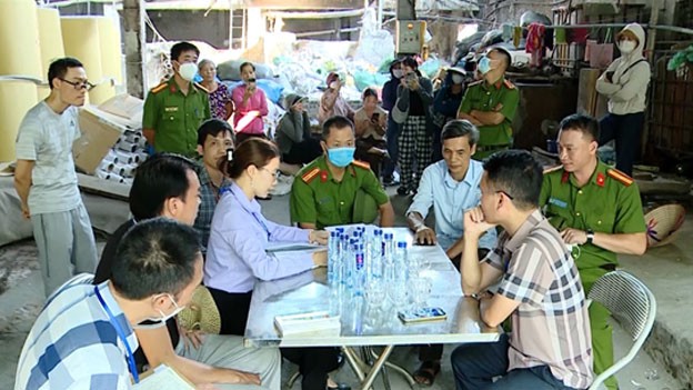 Đoàn kiểm tra của thành phố Bắc Ninh kiểm tra việc chấp hành pháp luật về bảo vệ môi trường, an toàn điện đối với các cơ sở, doanh nghiệp sản xuất giấy trên địa bàn phường Phong Khê. Đoàn kiểm tra của thành phố Bắc Ninh kiểm tra việc chấp hành pháp luật về bảo vệ môi trường, an toàn điện đối với các cơ sở, doanh nghiệp sản xuất giấy trên địa bàn phường Phong Khê.