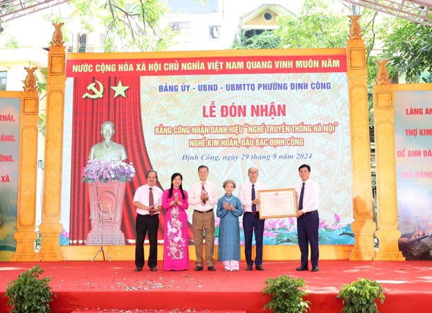 Chủ tịch UBND quận Hoàng Mai Nguyễn Minh Tâm trao Bằng công nhận danh hiệu “Nghề truyền thống Hà Nội” đối với nghề kim hoàn, đậu bạc Định Công.  Chủ tịch UBND quận Hoàng Mai Nguyễn Minh Tâm trao Bằng công nhận danh hiệu “Nghề truyền thống Hà Nội” đối với nghề kim hoàn, đậu bạc Định Công.