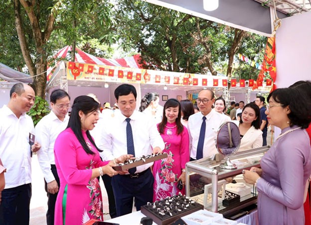 Số 40   ngày 04 . 10 . 202411LÀNG NGHỀ - NGHỆ NHÂNCác đại biểu xem sản phẩm bạc được chế tác tinh xảo từ bàn tay của nghệ nhân và người thợ đậu bạc Định Công. Số 40   ngày 04 . 10 . 202411LÀNG NGHỀ - NGHỆ NHÂNCác đại biểu xem sản phẩm bạc được chế tác tinh xảo từ bàn tay của nghệ nhân và người thợ đậu bạc Định Công.