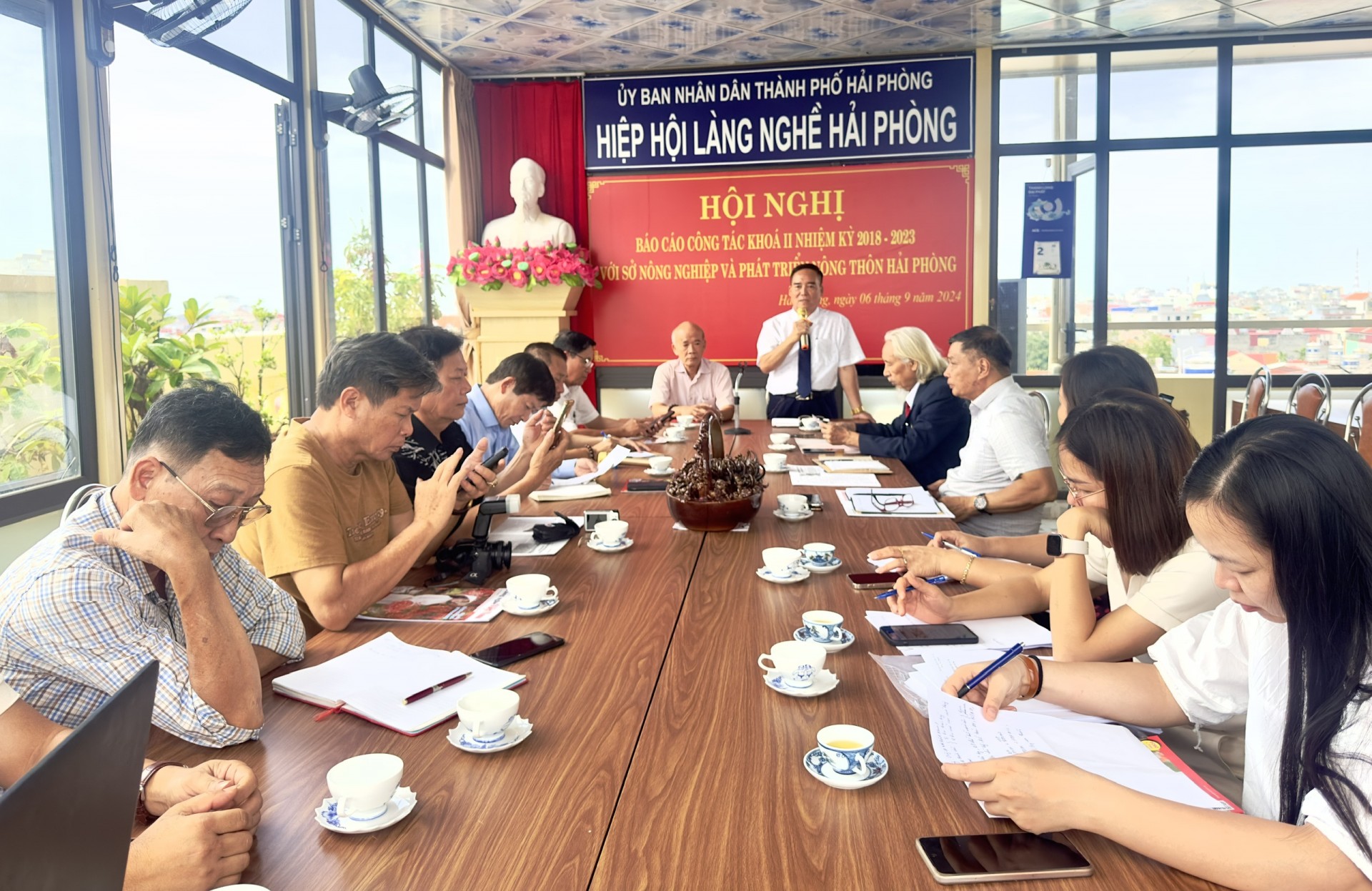 Chủ tịch Hiệp hội Làng nghề Việt Nam Trịnh Quốc Đạt làm việc với đơn vị trực thuộc tại thành phố Hải Phòng