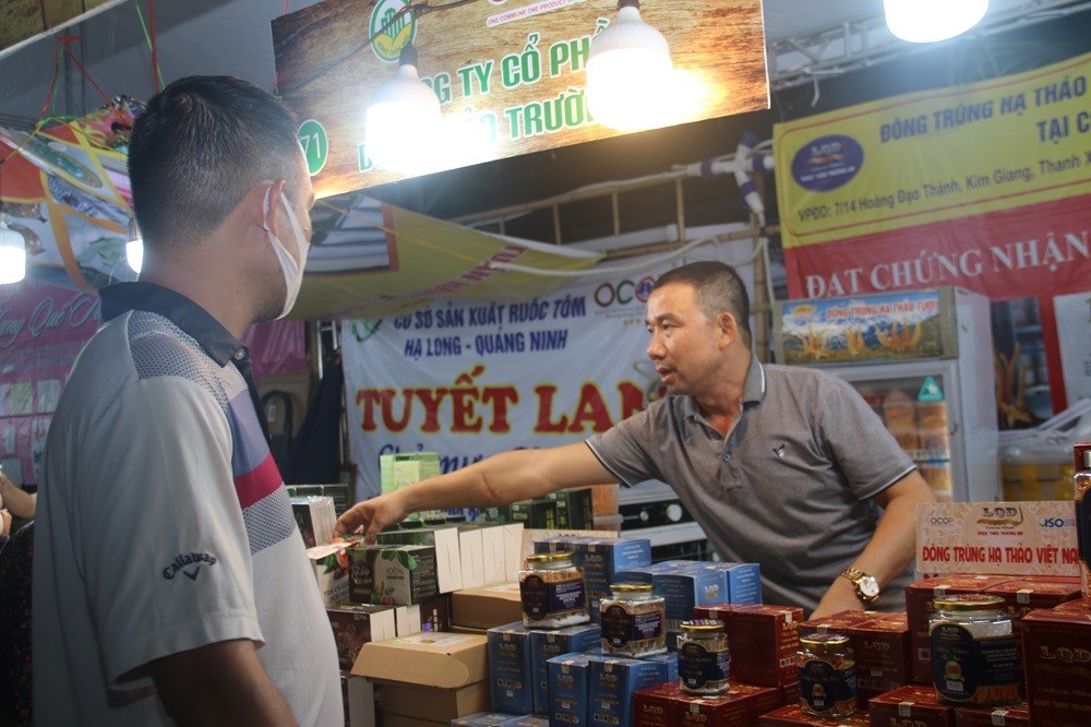 Ngay trong buổi đầu khai trương không khí mua sắm Ngay trong buổi đầu khai trương không khí mua sắm