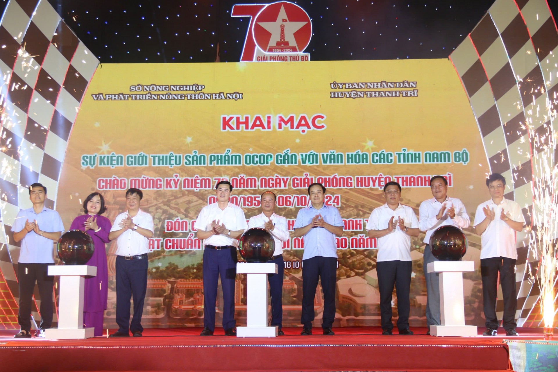 Các đại biểu cắt băng khai mạc sự kiện Các đại biểu cắt băng khai mạc sự kiện