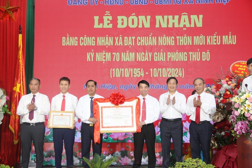 Xã Ninh Hiệp huyện Gia Lâm đón bằng công nhận đạt chuẩn nông thôn mới kiểu mẫu