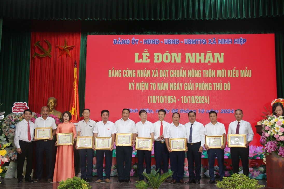 Xã Ninh Hiệp huyện Gia Lâm đón bằng công nhận đạt chuẩn nông thôn mới kiểu mẫu