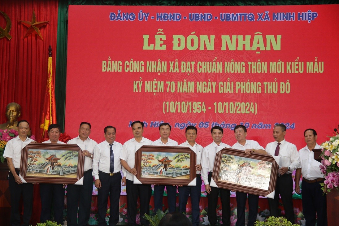 Xã Ninh Hiệp huyện Gia Lâm đón bằng công nhận đạt chuẩn nông thôn mới kiểu mẫu