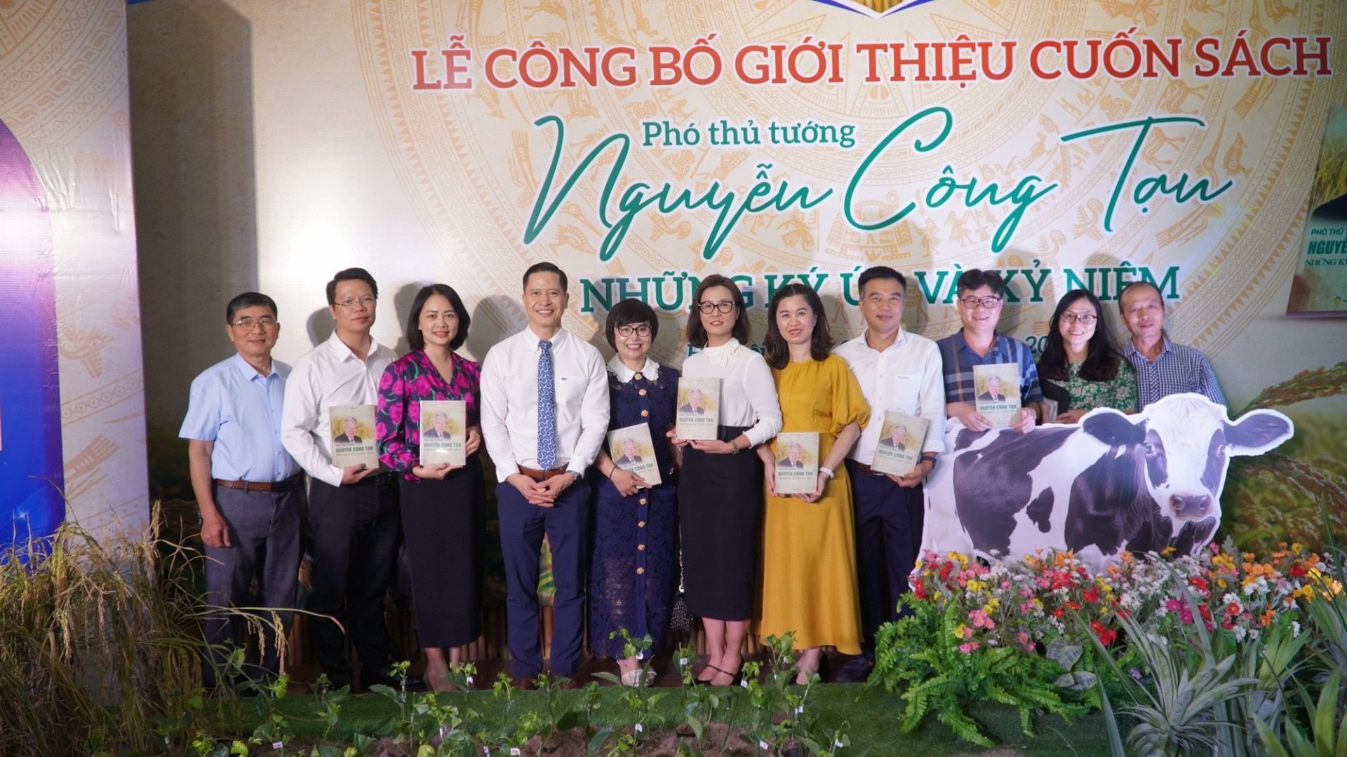 Nhiều người tham gia chụp ảnh lưu niệm cùng cuốn sách về cố Phó Thủ tướng