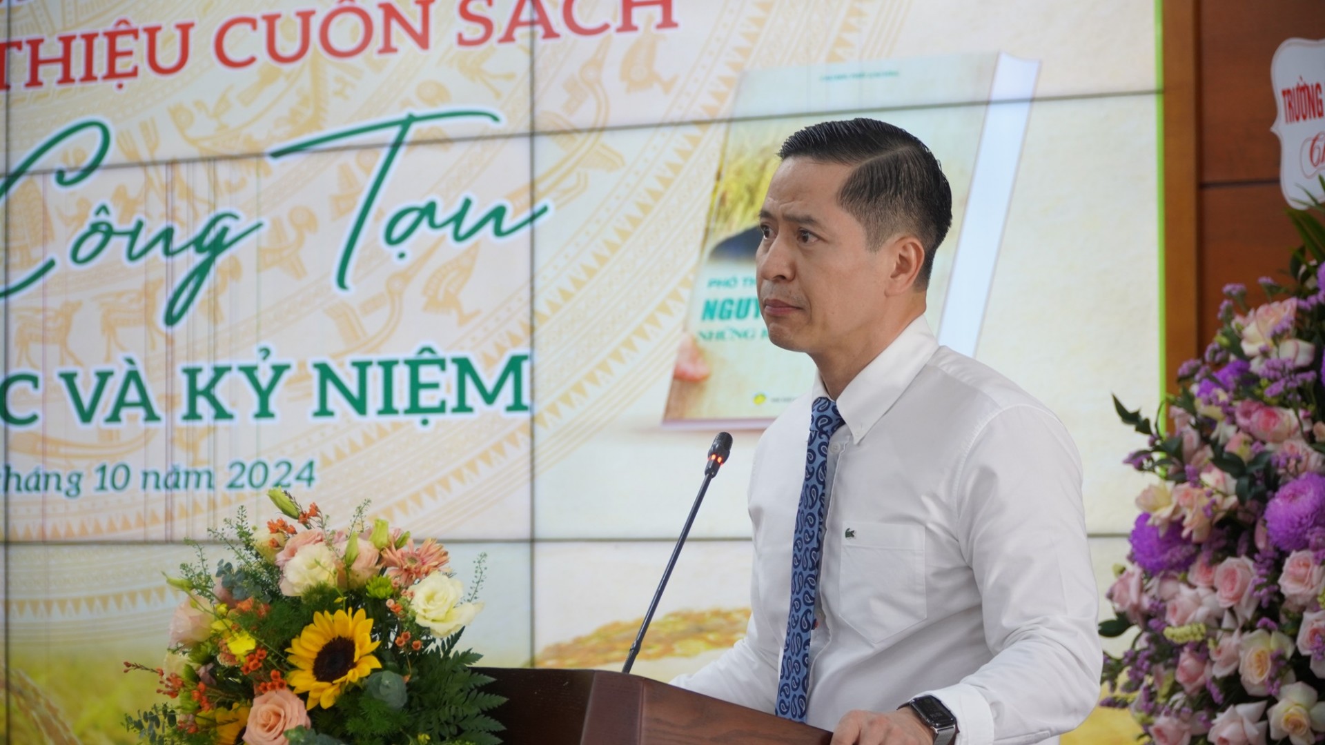 Ông Nguyễn Minh Tiến nghẹn ngào: “Đây không chỉ là một dịp rất đặc biệt đối với riêng cá nhân tôi, với tất cả các thành viên trong gia đình, cũng như với tất cả những ai đã từng biết đến, từng công tác, từng chịu ảnh hưởng từ những năm tháng công tác cùng bố tôi”