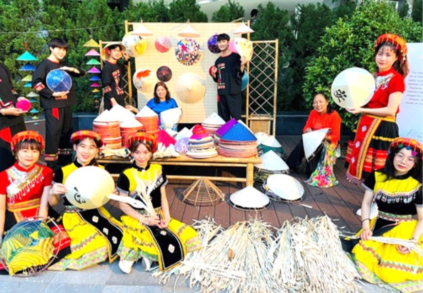 Chiếc nón lá là biểu tượng mộc mạc của văn hóa Việt.  Chiếc nón lá là biểu tượng mộc mạc của văn hóa Việt.