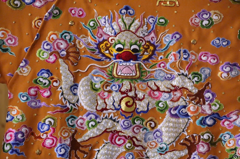 Những nét thêu truyền thống được đưa vào tác phẩm một cách sinh động Những nét thêu truyền thống được đưa vào tác phẩm một cách sinh động