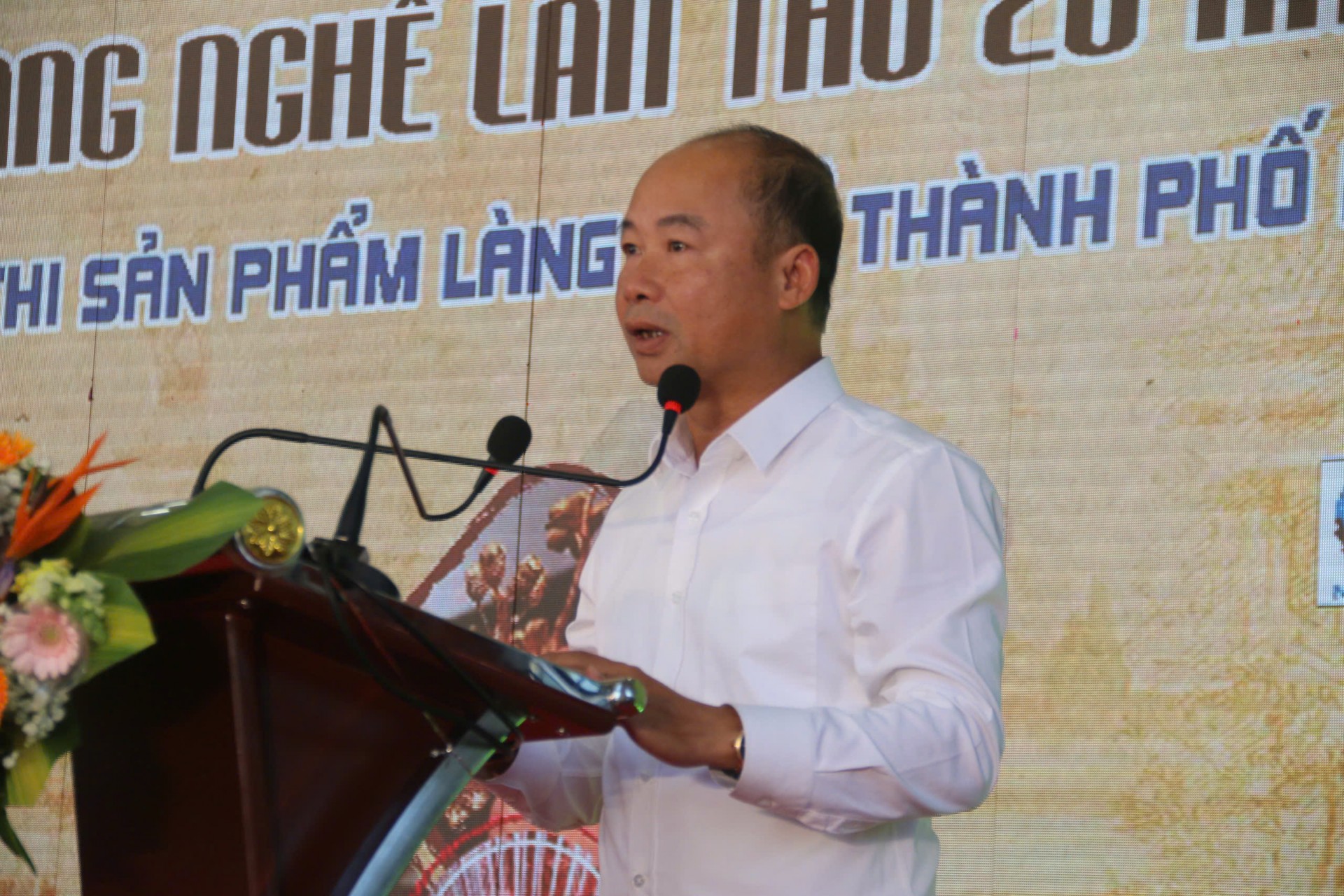 Ông Nguyễn Đình Hoa phát biểu tại Lễ trao giải Hội thi sản phẩm làng nghề thành phố Hà Nội Ông Nguyễn Đình Hoa phát biểu tại Lễ trao giải Hội thi sản phẩm làng nghề thành phố Hà Nội