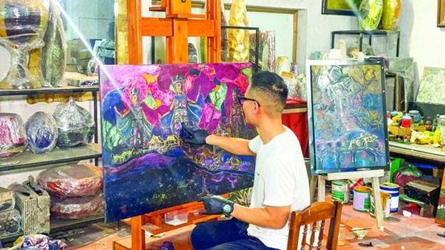 Anh vận hành một số xưởng vẽ ở ngoại thành để phục vụ quá trình sáng tác sơn mài khổ lớn tới hơn 5 mét ngang Anh vận hành một số xưởng vẽ ở ngoại thành để phục vụ quá trình sáng tác sơn mài khổ lớn tới hơn 5 mét ngang