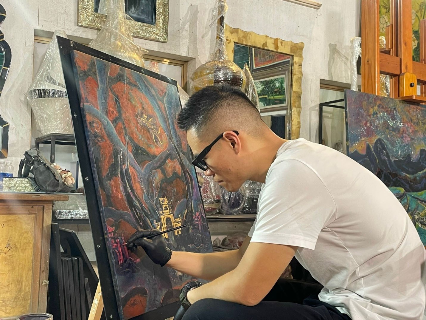 Hoạ sĩ trẻ đam mê nghệ thuật sơn mài truyền thống Hoạ sĩ trẻ đam mê nghệ thuật sơn mài truyền thống
