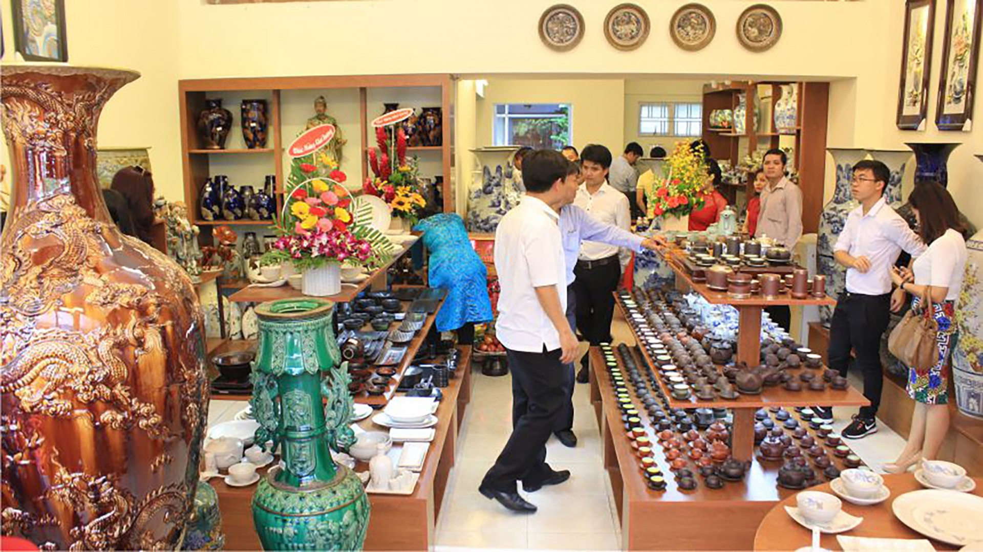 Bát Tràng đưa thương hiệu gốm Việt ngày càng vươn xa Bát Tràng đưa thương hiệu gốm Việt ngày càng vươn xa