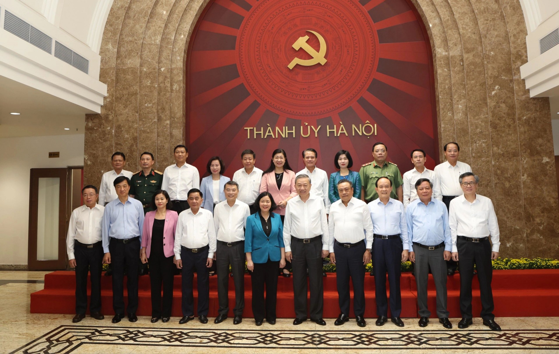 Tổng Bí thư, Chủ tịch nước Tô Lâm cùng các đại biểu chụp ảnh lưu niệm với lãnh đạo TP.Hà Nội Tổng Bí thư, Chủ tịch nước Tô Lâm cùng các đại biểu chụp ảnh lưu niệm với lãnh đạo TP.Hà Nội