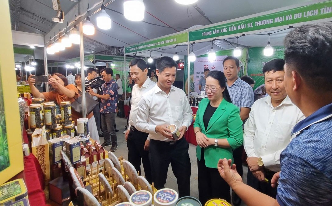 Các đại biểu thành phố Hà Nội đi thăm quan các gian hàng tại Tuần hàng trái cây, nông sản các tỉnh, thành phố năm 2024. Các đại biểu thành phố Hà Nội đi thăm quan các gian hàng tại Tuần hàng trái cây, nông sản các tỉnh, thành phố năm 2024.