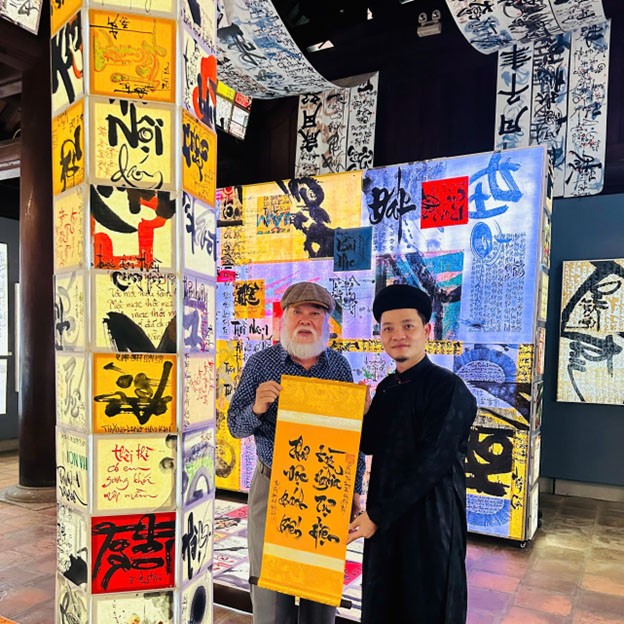 Du khách thăm quan xin chữ Th.s Phạm Đình Ngọc – tác giả tham gia triển lãmtác giả tham gia triển lã