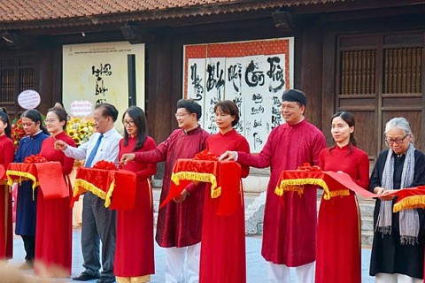 trien lam thu phap nghien but con thom