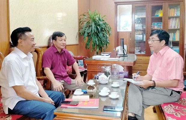 Ông Trần Quang Khuyên (ngoài cùng bên trái) PCT-UBND huyện phụ trách kinh tế, trao đổi với phóng viên.huyện phụ trách kinh tế, trao đổi với phóng Ông Trần Quang Khuyên (ngoài cùng bên trái) PCT-UBND huyện phụ trách kinh tế, trao đổi với phóng viên.huyện phụ trách kinh tế, trao đổi với phóng