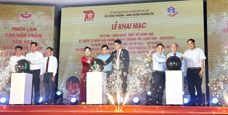 Các đại biểu cắt băng khai mạc Festival làng nghề và Triển lãm