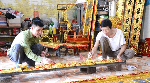 Nghệ nhân Đỗ Quang Tĩnh, làng nghề mộc Bình Cầu sơn son sản phẩm câu đối, hoành phi. Nghệ nhân Đỗ Quang Tĩnh, làng nghề mộc Bình Cầu sơn son sản phẩm câu đối, hoành phi.