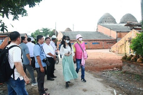 Khảo sát du lịch đường sông và làng nghề gạch gốm đỏ Mang Thít Khảo sát du lịch đường sông và làng nghề gạch gốm đỏ Mang Thít