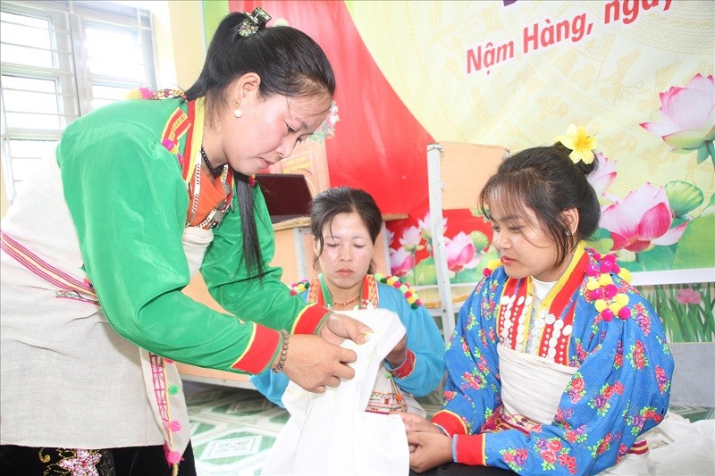 Nghệ nhân hướng dẫn, truyền dạy kỹ thuật tạo hình trang phục dân tộc Mảng cho thế hệ trẻMảng cho thế hệ tr